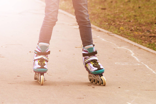 Une fille fait du sport dans le parc, patinage à roulettes
 - Photo, image
