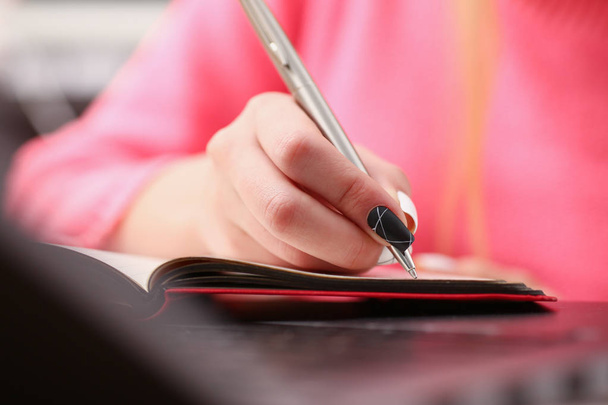 Frauen studieren fleißig Informationen ins Notizbuch schreiben - Foto, Bild
