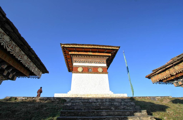 108 chortens (stupas) üst, onuruna anma - Fotoğraf, Görsel