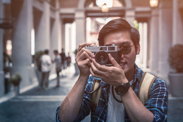 knap jong aziatisch man reizen alleen, vintage Toon  - Foto, afbeelding