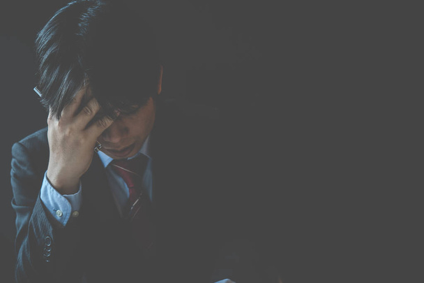 Un homme d'affaires stressé tient sa tête dans le désespoir car il craint qu'il devra déposer - Photo, image