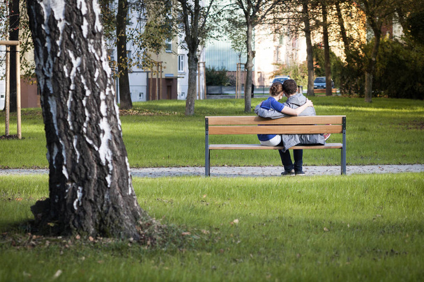 Love couple on bench - Zdjęcie, obraz