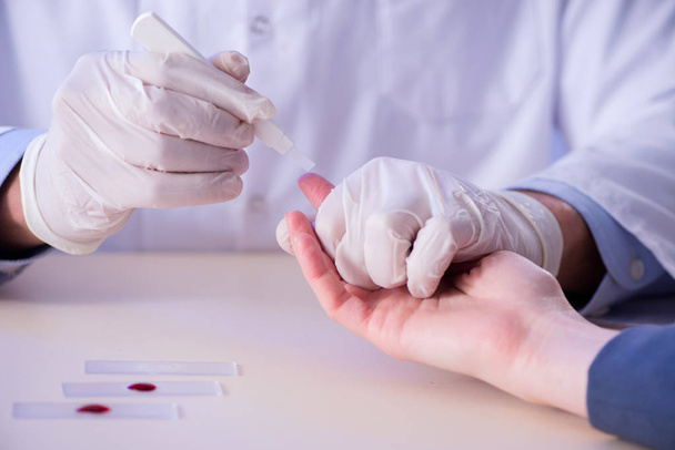 Médecin prélevant des échantillons de sang du doigt - Photo, image