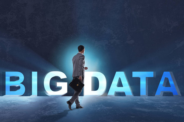 Concepto de Big Data con hombre de negocios
 - Foto, imagen