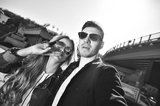 Šťastný mladý pár v lásce bere selfie portrét. - Fotografie, Obrázek