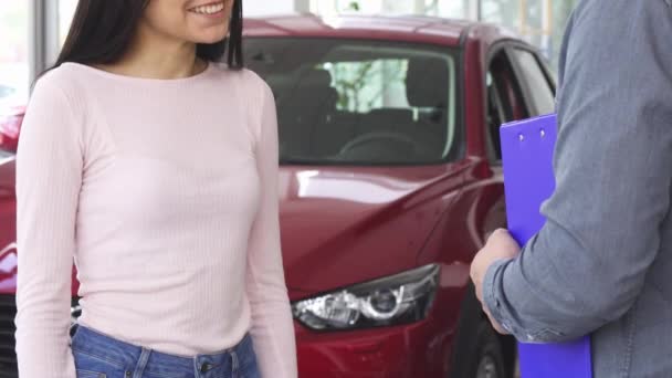 Oříznutý snímek šťastné ženy obdrží klíče od auta, potřásl si rukou s prodavač - Záběry, video