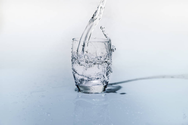 szklankę wody słodkiej, podczas gdy to jest być wylana z bottle.water do picia i ugaszacz w okresie letnim w upalne dni - Zdjęcie, obraz