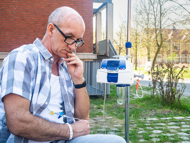 Пациент, проходящий химиотерапию грусть в одиночку
 - Фото, изображение