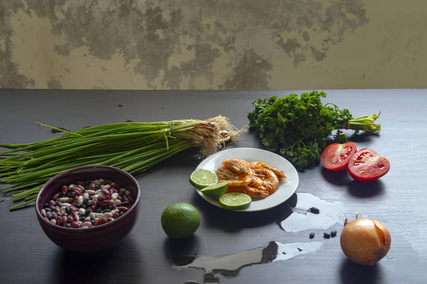 Garnelen mit Limetten, Gemüse und Bohnen auf dem Tisch. Gesunde Ernährung. - Foto, Bild