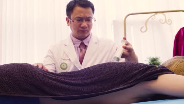 Čínský terapeut dělá oheň masáž - Záběry, video