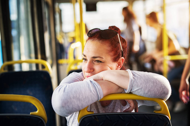 νεαρή όμορφη γυναίκα που κάθεται σε ένα κάθισμα λεωφορείου - Φωτογραφία, εικόνα