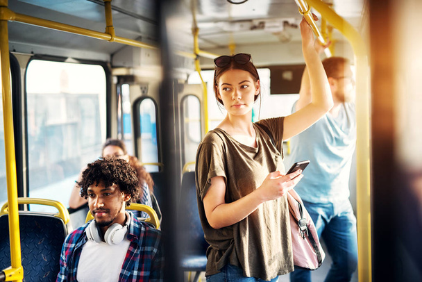 jóvenes atractivos viajando en autobús
  - Foto, Imagen