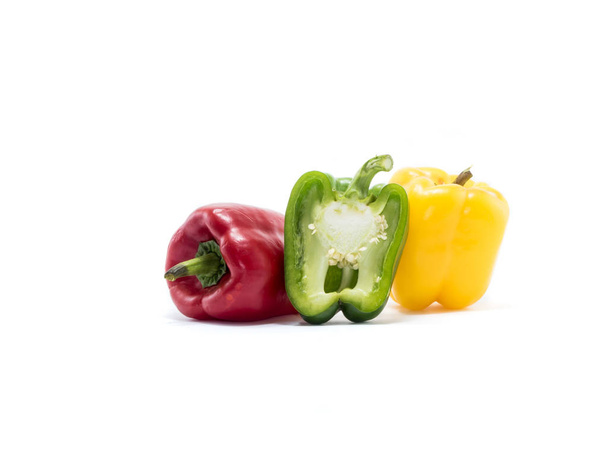 Бельський перець це інгредієнт у здоровій дієті на білому тлі
 - Фото, зображення