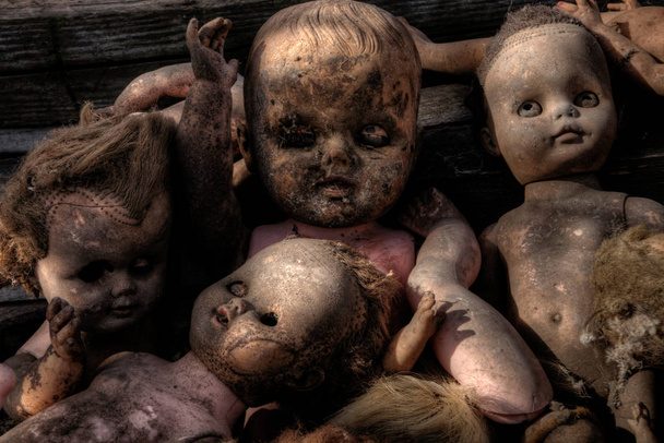 Creepy Broken Old Dolls - Zdjęcie, obraz