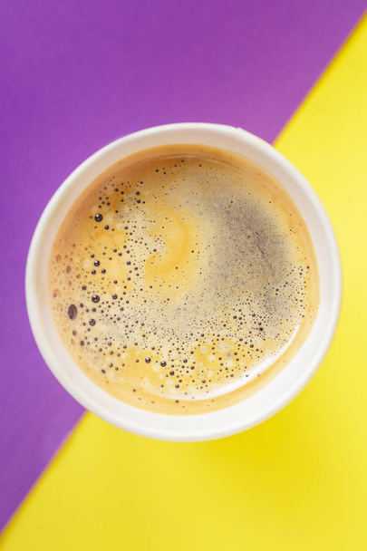 Take-out kávy americano v otevřeném termo pohár - Fotografie, Obrázek
