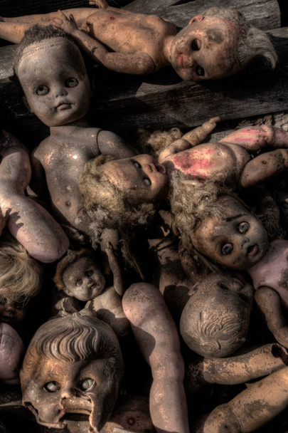 Vieilles poupées cassées effrayantes
 - Photo, image
