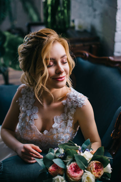 portrait of a young beautiful bride in the interior - Фото, изображение