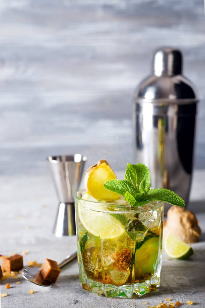 gin tonic cocktail with ginger, cucumber and mint - 写真・画像