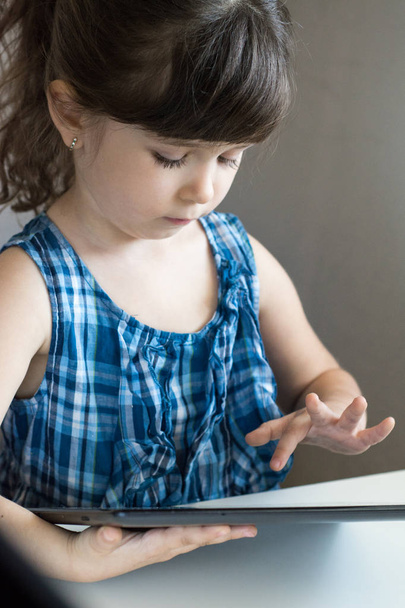Petit enfant utilisant une tablette numérique à la maison ou à la maternelle. Éducation, science, technologie, enfants et personnes concept
 - Photo, image