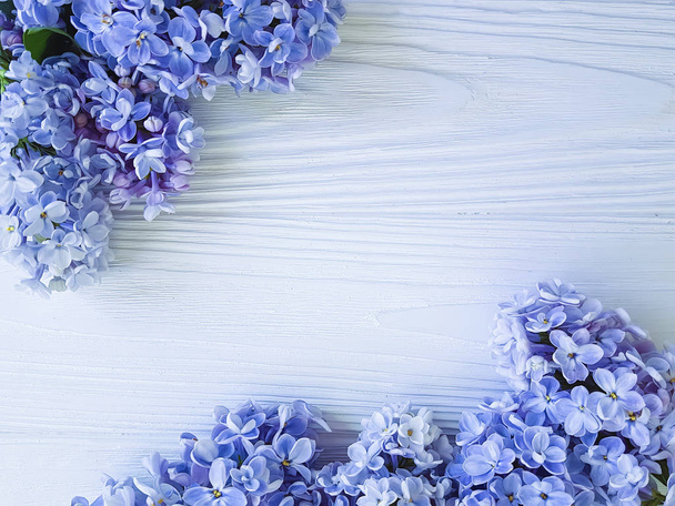 bellissimo bouquet lilla su sfondo bianco in legno
 - Foto, immagini