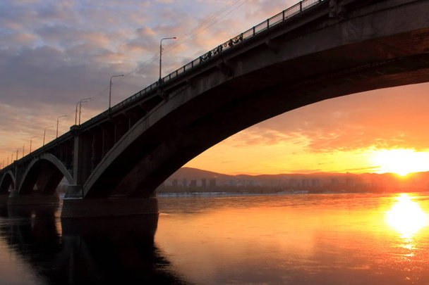 Krajobraz z komunalnym most nad Jenisej - Zdjęcie, obraz