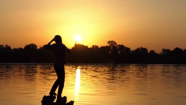 Fiatal férfi azt mutatja, egy hüvelykujj fel egy tó gesztus slo-mo - Felvétel, videó