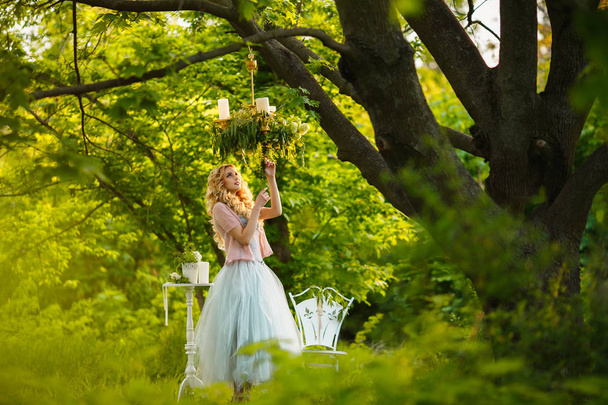 красивая девушка в свадебном платье позирует на закате в парке
 - Фото, изображение