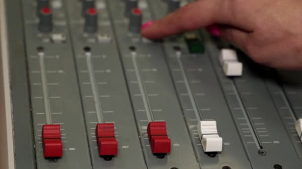 Karıştırma konsol bir radyo istasyonu veya bir kayıt stüdyosu profesyonel. - Video, Çekim