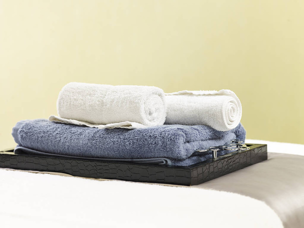 toallas colocadas en una bandeja para masajes en spa de belleza
 - Foto, Imagen