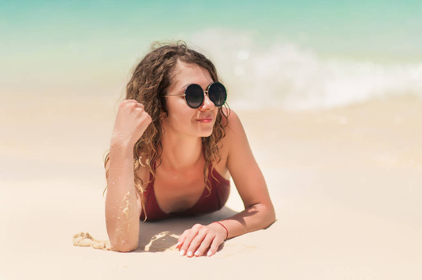 Acostado mujer tomando el sol en la playa
 - Foto, imagen