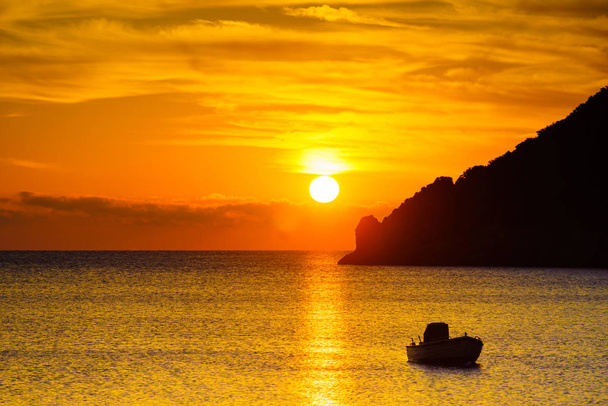 Sunrise or sunset over sea surface - Foto, imagen