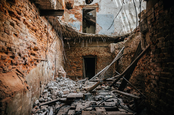 Ruiny budynków przemysłowych wnętrza po katastrofie lub wojny lub trzęsienie ziemi. Zwinięty sufit, kilka gruz i pył - Zdjęcie, obraz
