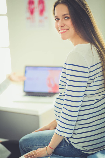 Beautiful smiling pregnant woman with the doctor at hospital - Φωτογραφία, εικόνα