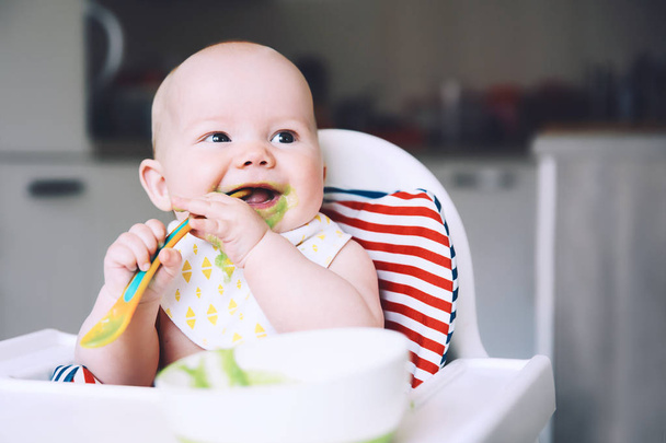 Feeding. Baby's first solid food - Foto, Bild