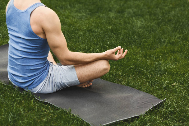 Mladý muž praktikující jógu, relaxační meditační pozice - Fotografie, Obrázek