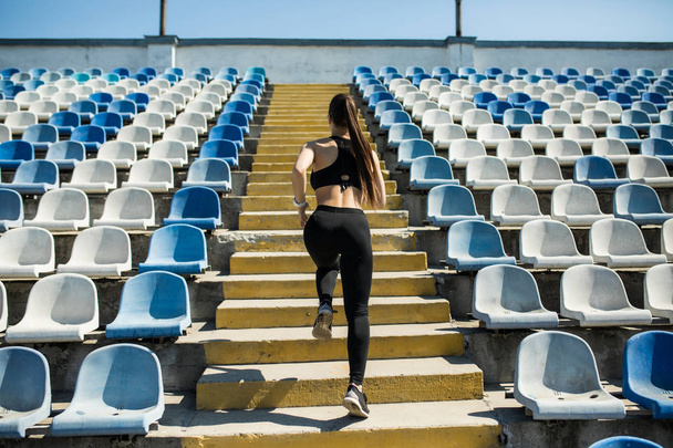 Бігун біжить по сходах. Молода жінка фітнес біг тренування концепція оздоровлення
. - Фото, зображення