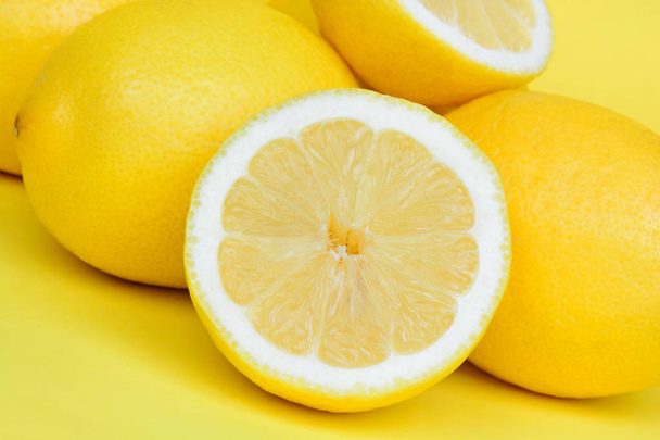 Fresh lemons on yellow background - Foto, Imagem