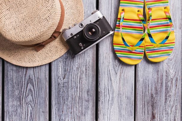 Соломенная шляпа, винтажная фотокамера и шлепанцы
. - Фото, изображение