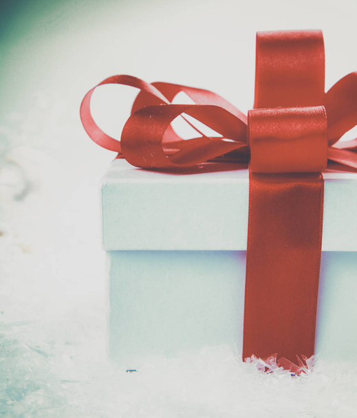 White gift box with red ribbon and bow - Foto, afbeelding