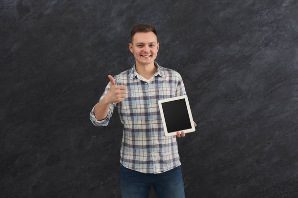 hombre guapo sosteniendo tableta digital en el estudio
 - Foto, imagen