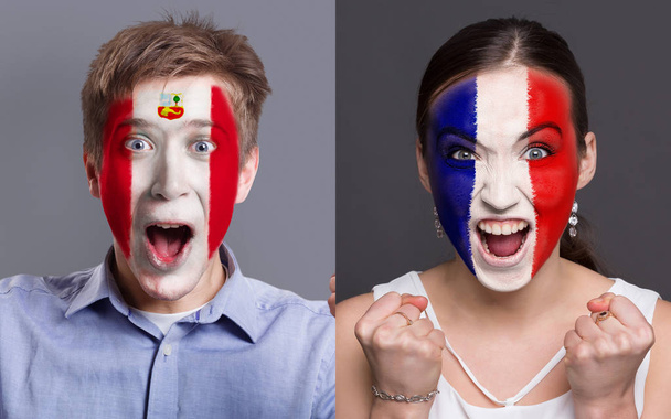 Συναισθηματική τους ποδοσφαιρόφιλους με τις χρωματισμένες σημαίες στα πρόσωπα - Φωτογραφία, εικόνα