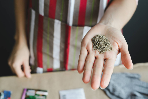 caucasian woman holds parsley seed - Foto, afbeelding