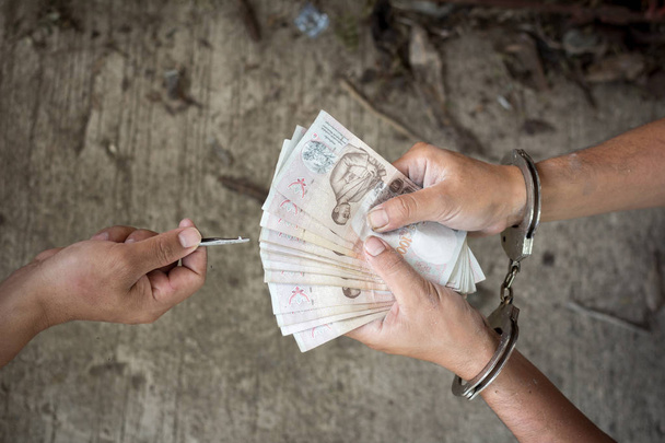 Рука чоловіка в наручниках, який дає хабар, ув'язнений дає гроші на свободу
 - Фото, зображення
