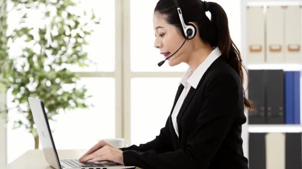 Krásné asijské firmy zákazníkům služby žena online telefonní hovor a použití počítače - Záběry, video