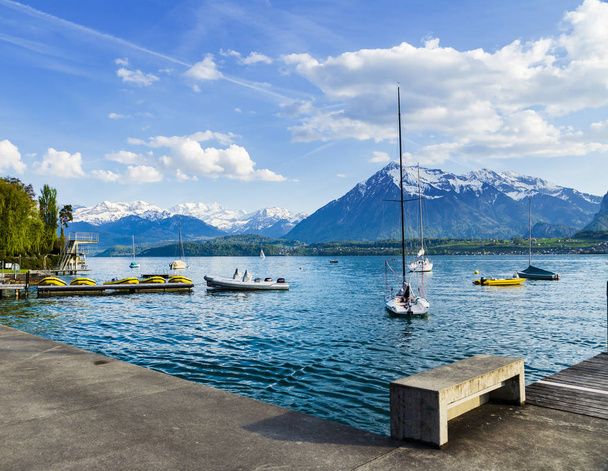 Veleros en puerto en el lago Thun infornt de la montaña de los Alpes
 - Foto, Imagen