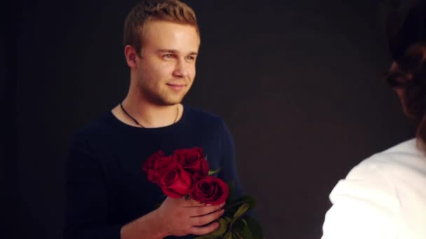 presenting roses - Πλάνα, βίντεο
