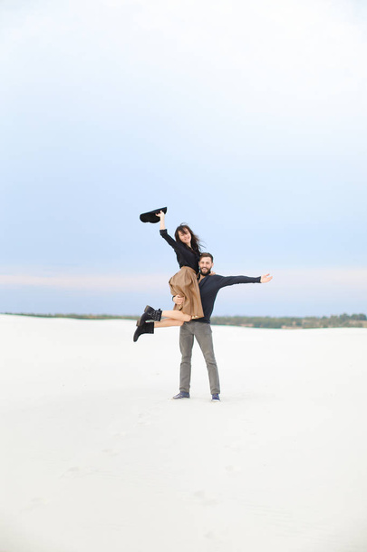 Genç çocuk elleri kız giyiyor etek beyaz kar arka planda üzerine malzeme çekme sevindirmek. - Fotoğraf, Görsel