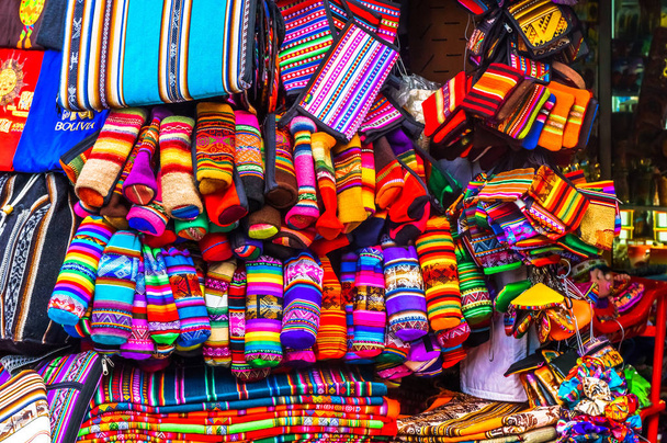 Vêtements indigènes sur le marché à La Paz - Bolivie
 - Photo, image