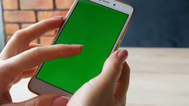 Vihreän ruudun älypuhelin. Chroma Avain valkoiseen älypuhelimeen, naisten kädet pitävät matkapuhelinta kahvilassa
 - Materiaali, video