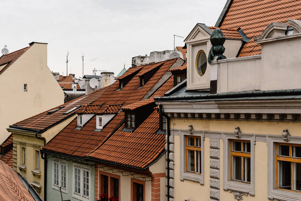 Telhados de edifícios residenciais antigos de Praga
 - Foto, Imagem